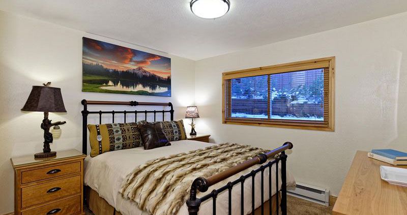 Plush bedding for a comfortable stay. Photo: Crestwood Condos - image_3