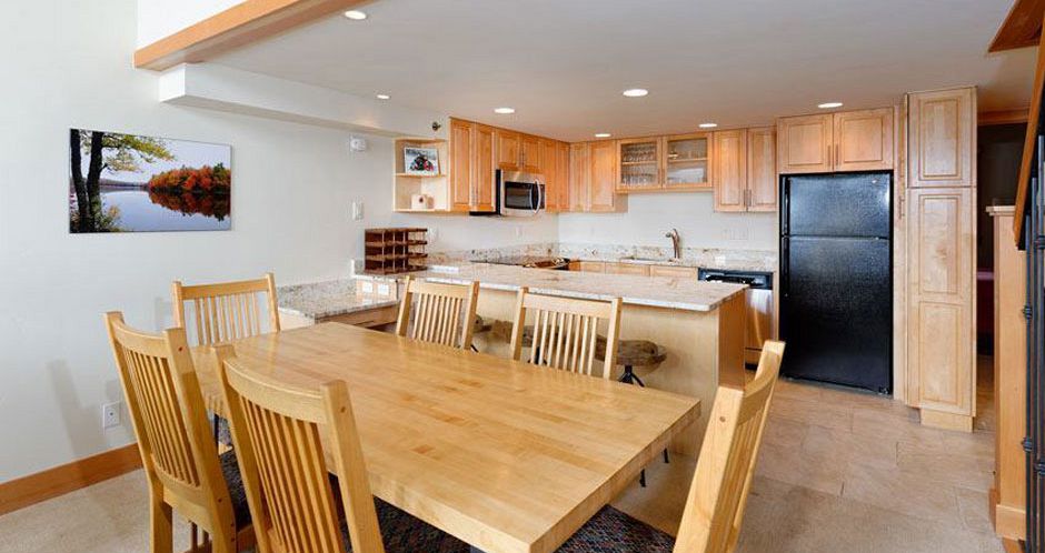 Well-equipped kitchens and dining. Photo: The Crestwood Condos - image_5